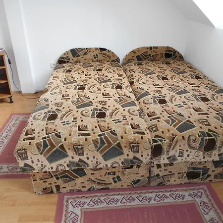 Bed & Breakfast Tolgyfa Vendeglo Es Panzio