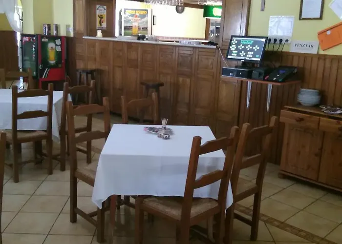 Tolgyfa Vendeglo Es Panzio * Palhaza